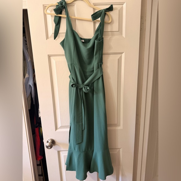 Dresses & Skirts - Chic Sleeveless Midi Dress in Green